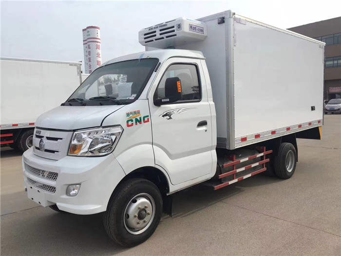 重汽王牌油氣兩用3米7冷藏車