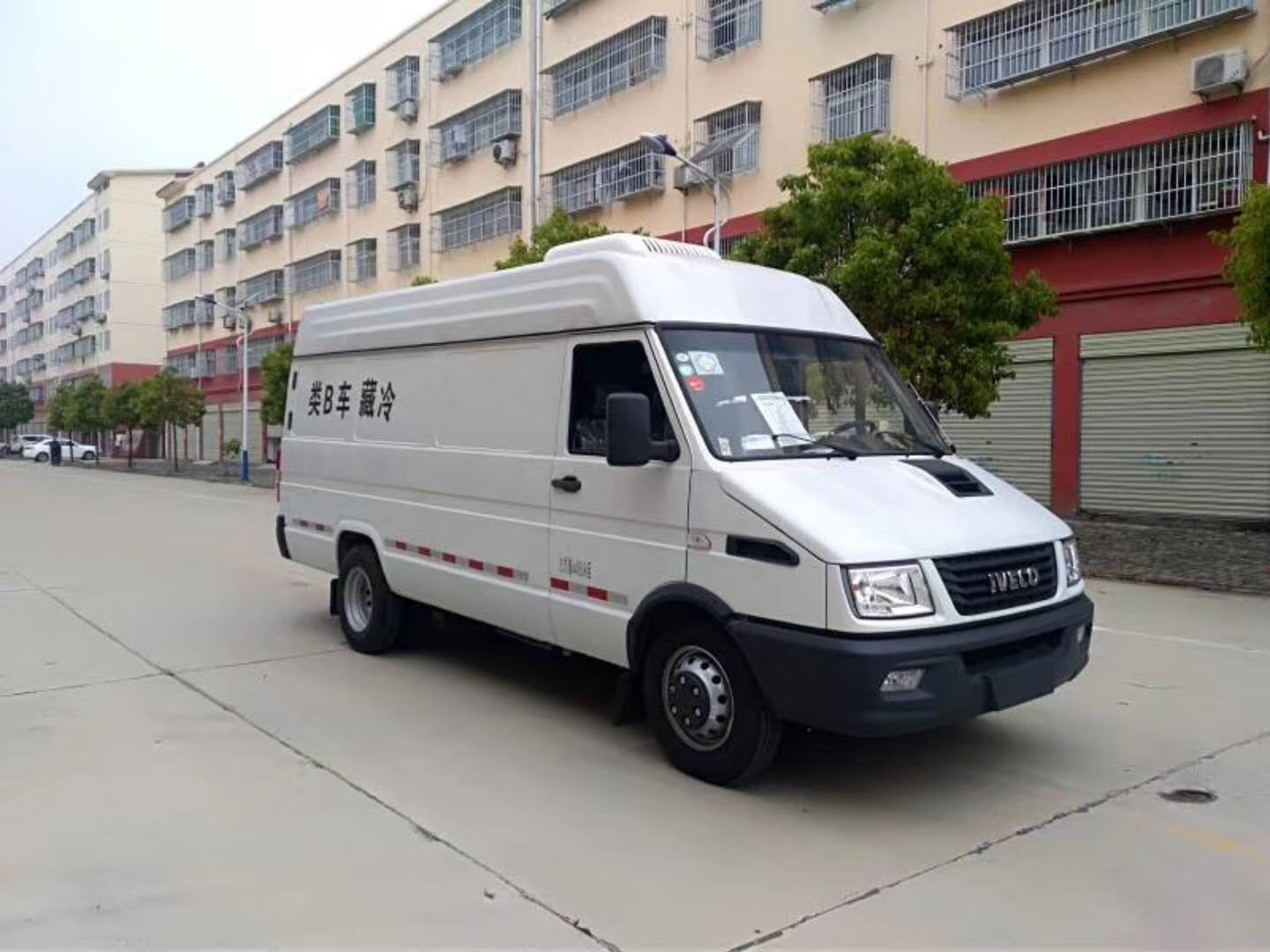 依維柯后雙輪8.4方面包冷藏車